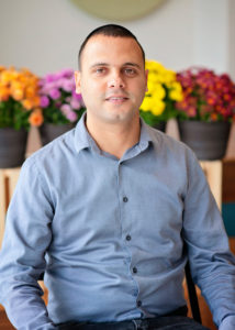 Makhanian, Yaniv